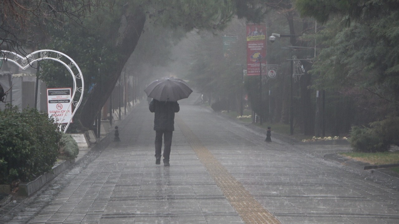 Kırklareli’nde etkili olan sağanak yağış yaşamı olumsuz etkiledi. Meteoroloji Genel Müdürlüğünün uyarılarının ardından Kırklareli’nde sağanak ...