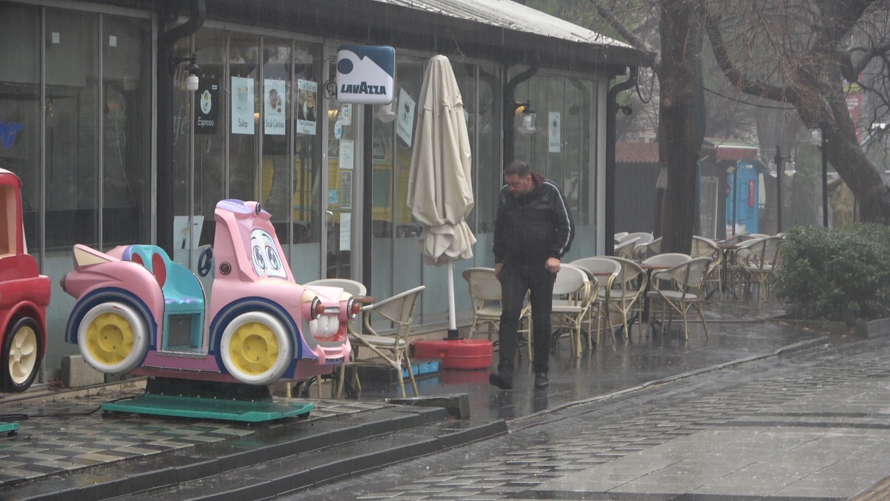 Kırklareli’nde etkili olan sağanak yağış yaşamı olumsuz etkiledi. Meteoroloji Genel Müdürlüğünün uyarılarının ardından Kırklareli’nde sağanak ...