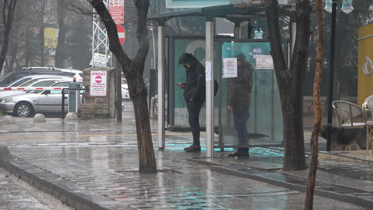 Kırklareli’nde etkili olan sağanak yağış yaşamı olumsuz etkiledi. Meteoroloji Genel Müdürlüğünün uyarılarının ardından Kırklareli’nde sağanak ...