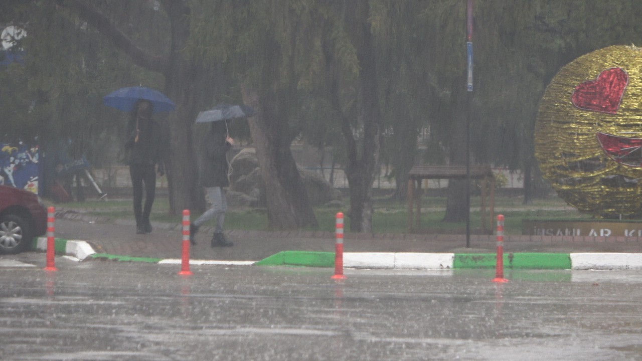 Kırklareli’nde etkili olan sağanak yağış yaşamı olumsuz etkiledi. Meteoroloji Genel Müdürlüğünün uyarılarının ardından Kırklareli’nde sağanak ...