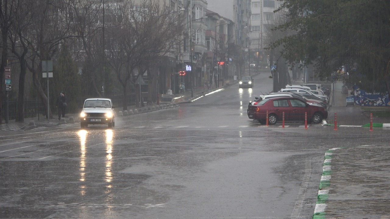 Kırklareli’nde etkili olan sağanak yağış yaşamı olumsuz etkiledi. Meteoroloji Genel Müdürlüğünün uyarılarının ardından Kırklareli’nde sağanak ...