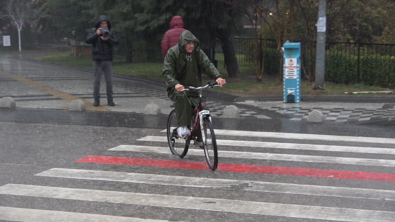 Kırklareli’nde etkili olan sağanak yağış yaşamı olumsuz etkiledi. Meteoroloji Genel Müdürlüğünün uyarılarının ardından Kırklareli’nde sağanak ...