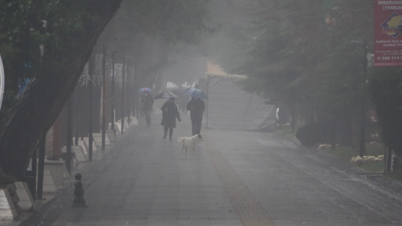 Kırklareli’nde etkili olan sağanak yağış yaşamı olumsuz etkiledi. Meteoroloji Genel Müdürlüğünün uyarılarının ardından Kırklareli’nde sağanak ...