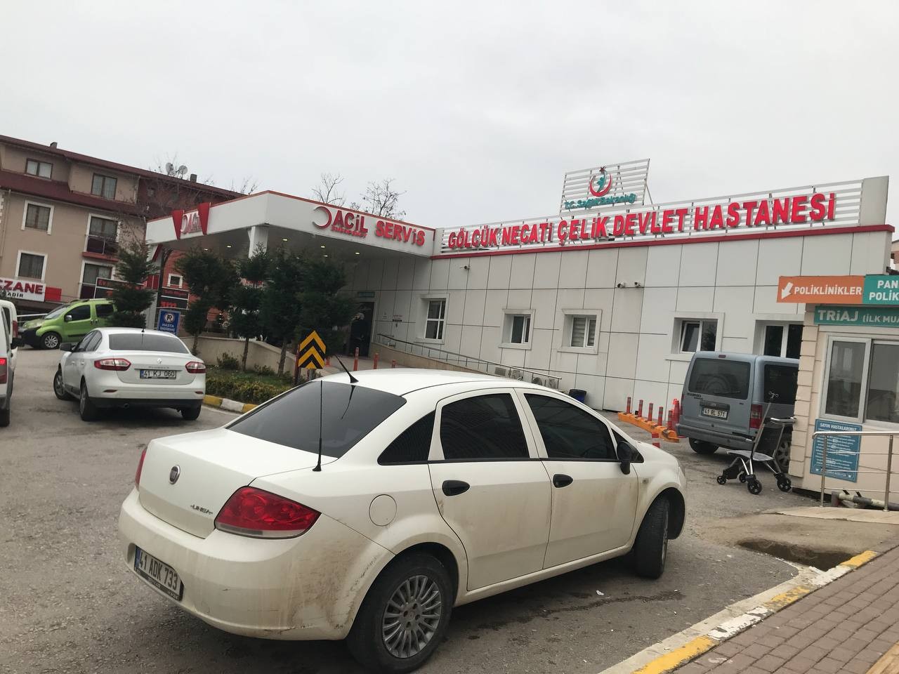 Kocaeli’de bir kadın, kocasının kitaplıktaki tabancası düşünce karnından yaralandı. 26 yaşındaki kadının hayati tehlikesi olduğu öğrenildi. Olay ...