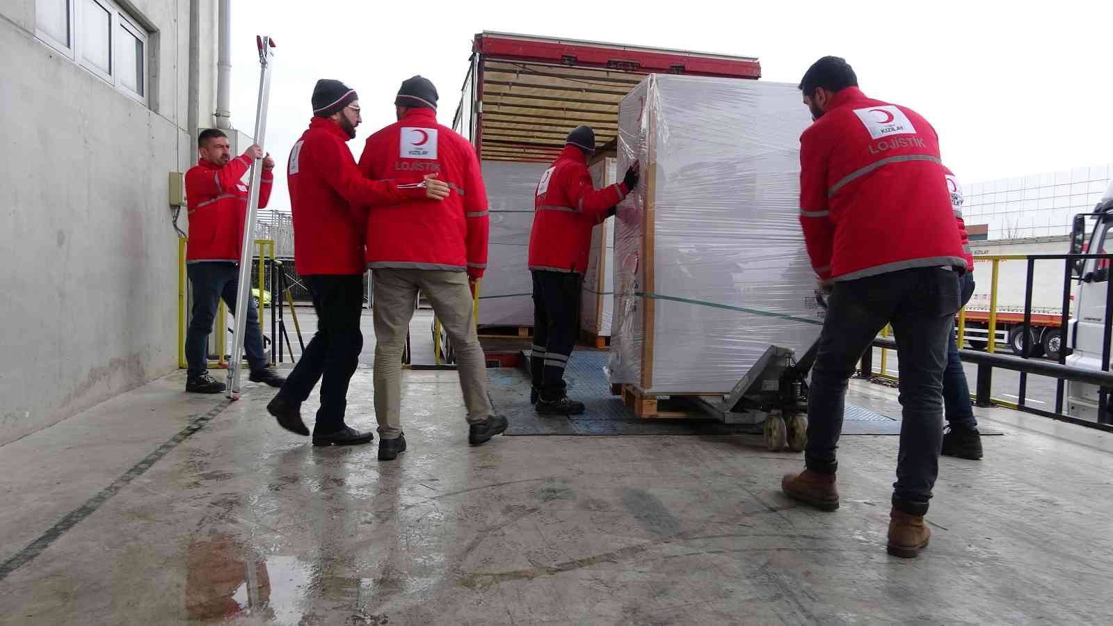 Türk Kızılay, Ukrayna’ya yardım için harekete geçti. İçerisinde 210 metrekarelik genel maksat çadırları, ailelerin barınmaları için afet ...