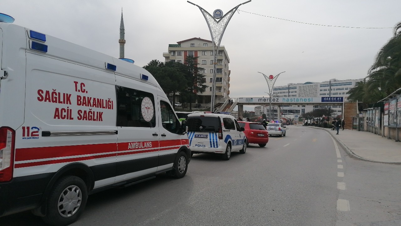 Kocaeli’nin Gebze ilçesinde iki aracın çarpışması neticesinde meydana gelen kazada 3 kişi yaralandı. Kaza, Osman Yılmaz Mahallesi’nde meydana ...