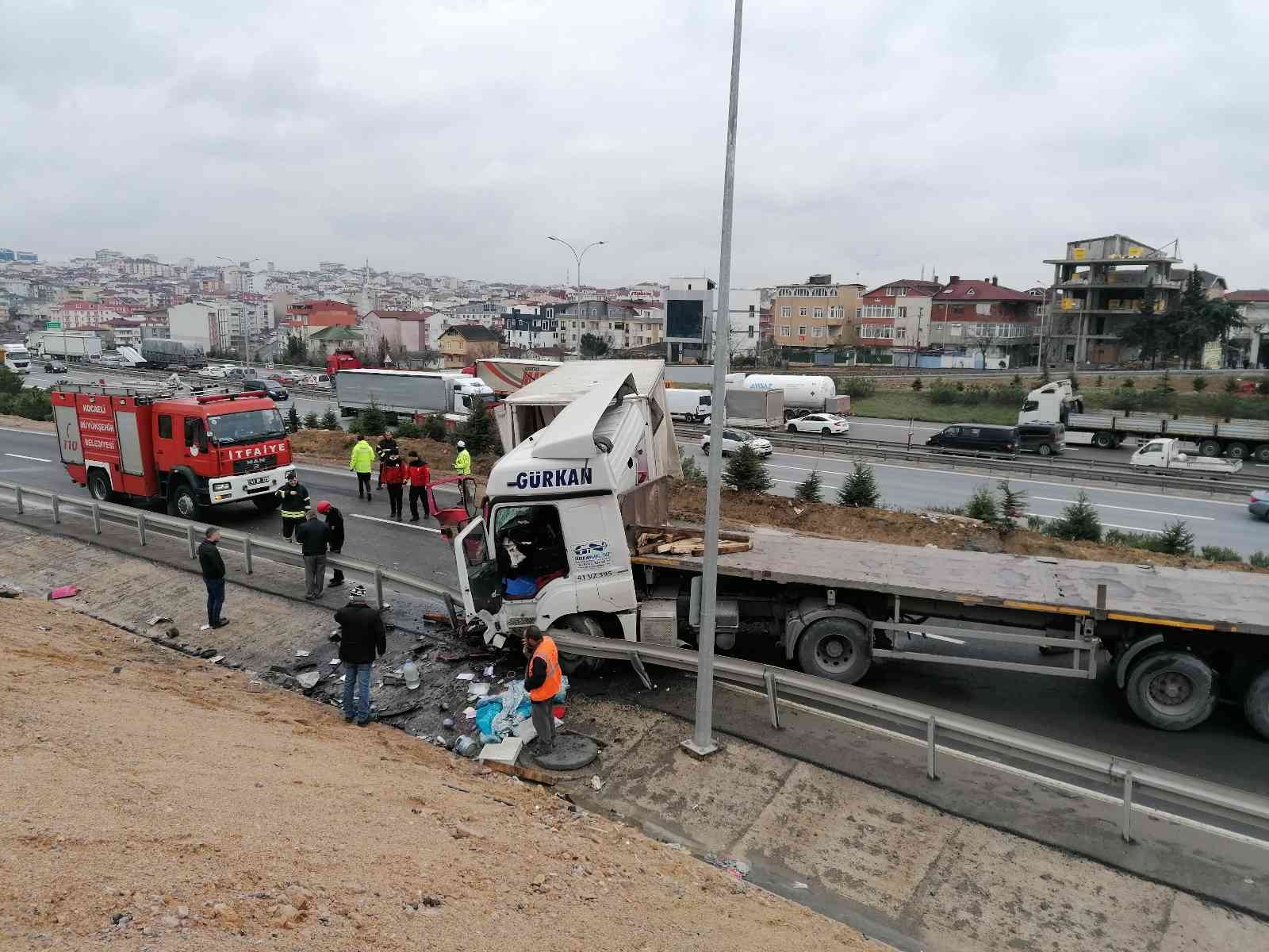 Kocaeli’nin Gebze ilçesinde ters yönden gelen tır ile kamyonetin kafa kafaya çarpıştığı kazada araç içinde sıkışan kamyon sürücüsü itfaiye ...