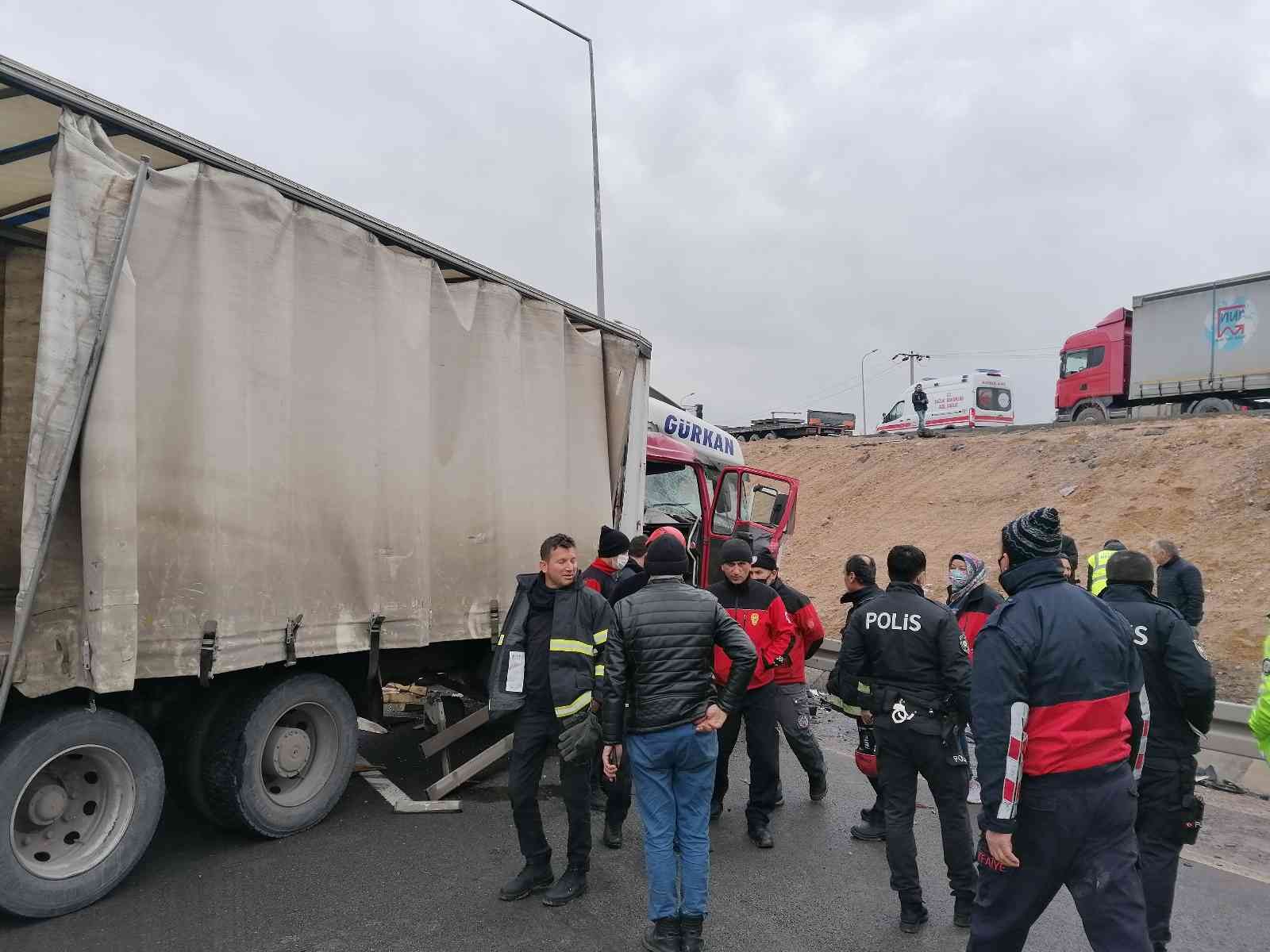 Kocaeli’nin Gebze ilçesinde ters yönden gelen tır ile kamyonetin kafa kafaya çarpıştığı kazada araç içinde sıkışan kamyon sürücüsü itfaiye ...