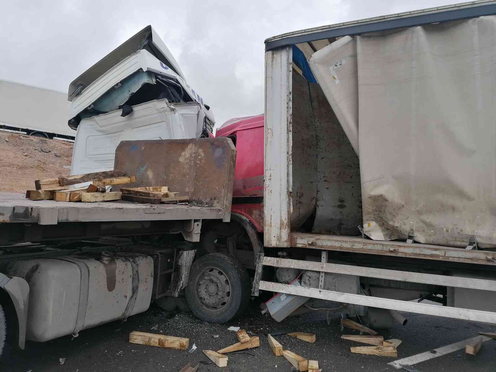 Kocaeli’nin Gebze ilçesinde ters yönden gelen tır ile kamyonetin kafa kafaya çarpıştığı kazada araç içinde sıkışan kamyon sürücüsü itfaiye ...