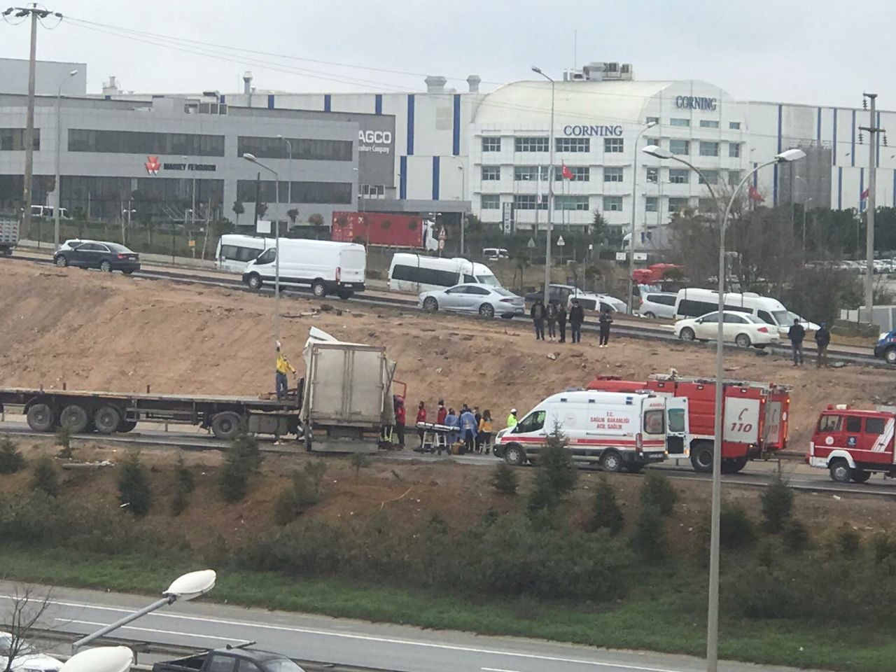 Kocaeli’nin Gebze ilçesinde ters yönden gelen tır ile kamyonetin kafa kafaya çarpıştığı kazada araç içinde sıkışan kamyon sürücüsü itfaiye ...