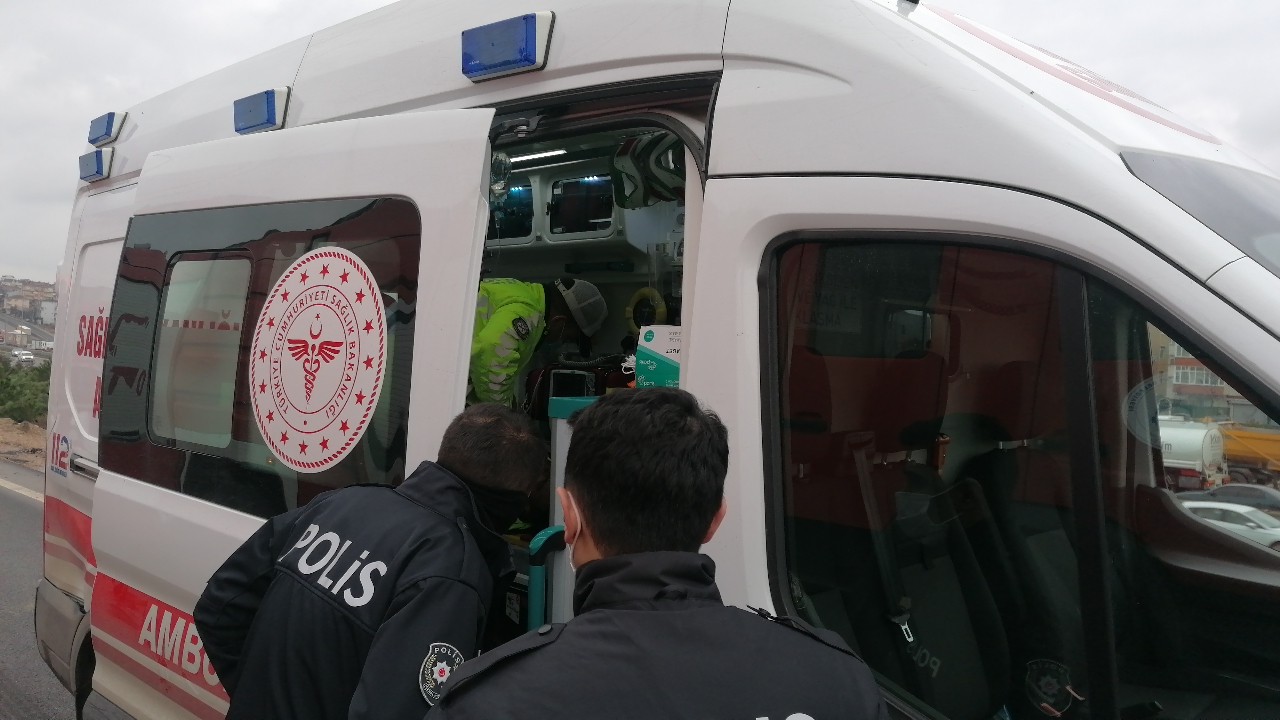 Kocaeli’nin Gebze ilçesinde ters yönden gelen tır ile kamyonetin kafa kafaya çarpıştığı kazada araç içinde sıkışan kamyon sürücüsü itfaiye ...