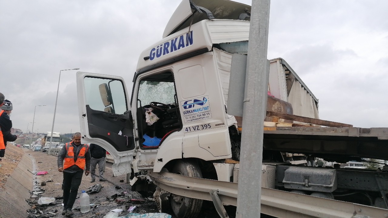 Kocaeli’nin Gebze ilçesinde ters yönden gelen tır ile kamyonetin kafa kafaya çarpıştığı kazada araç içinde sıkışan kamyon sürücüsü itfaiye ...