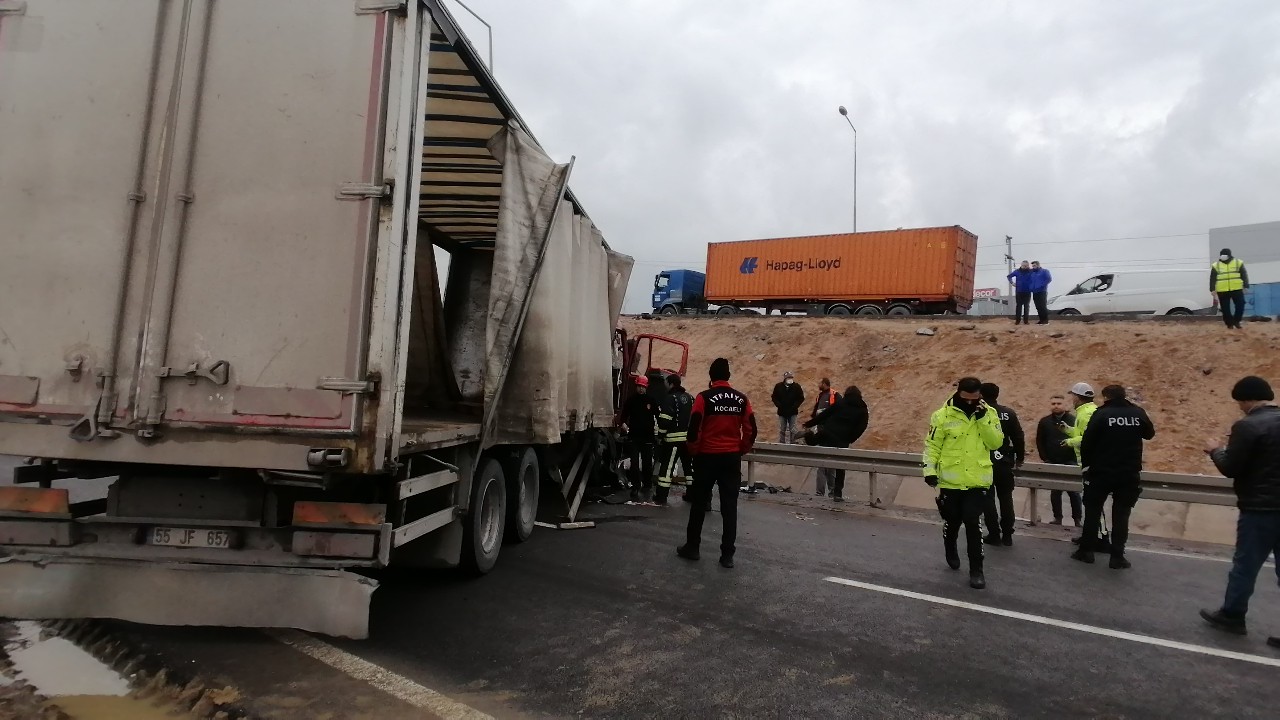 Kocaeli’nin Gebze ilçesinde ters yönden gelen tır ile kamyonetin kafa kafaya çarpıştığı kazada araç içinde sıkışan kamyon sürücüsü itfaiye ...