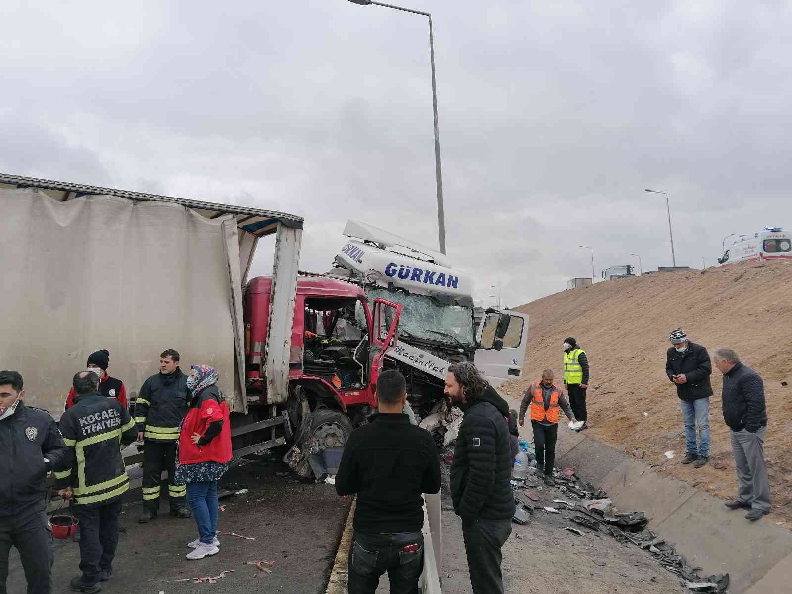 Kocaeli’nin Gebze ilçesinde ters yönden gelen tır ile kamyonetin kafa kafaya çarpıştığı kazada araç içinde sıkışan kamyon sürücüsü itfaiye ...