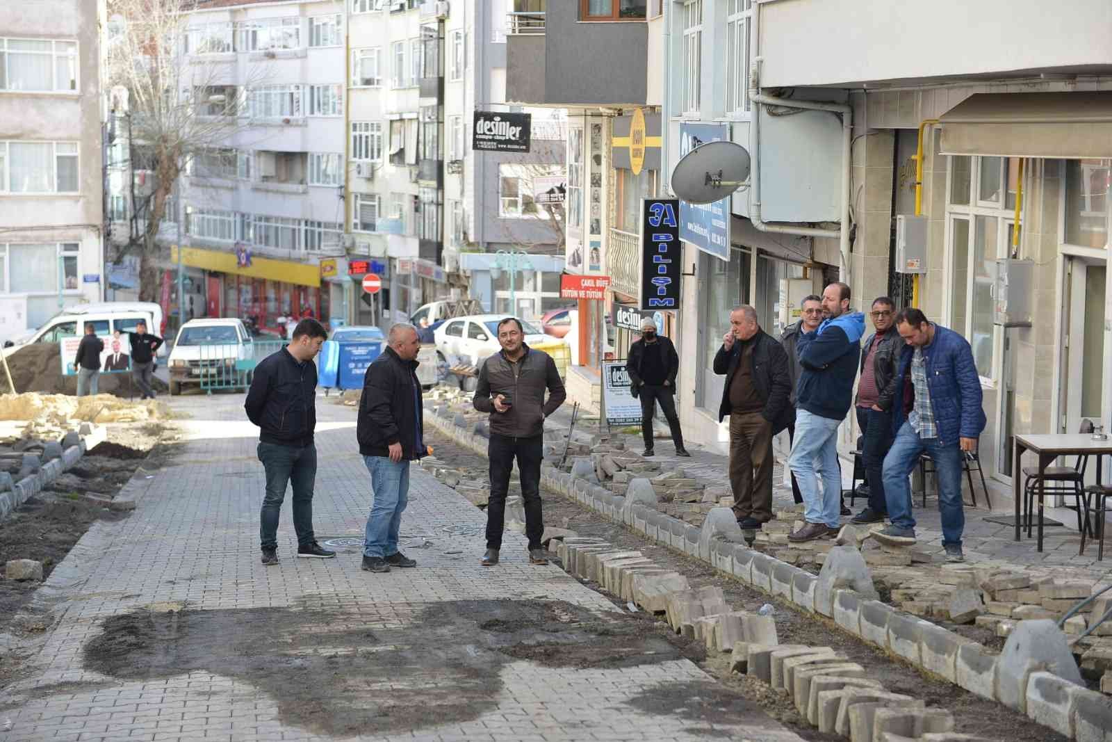 Süleymanpaşa Belediye Başkanı Cüneyt Yüksel, Kolordu Caddesi üzerinde yaşanan hatalı parklanma ve yaya kaldırımı sorununa çözüm getirmek üzere ...