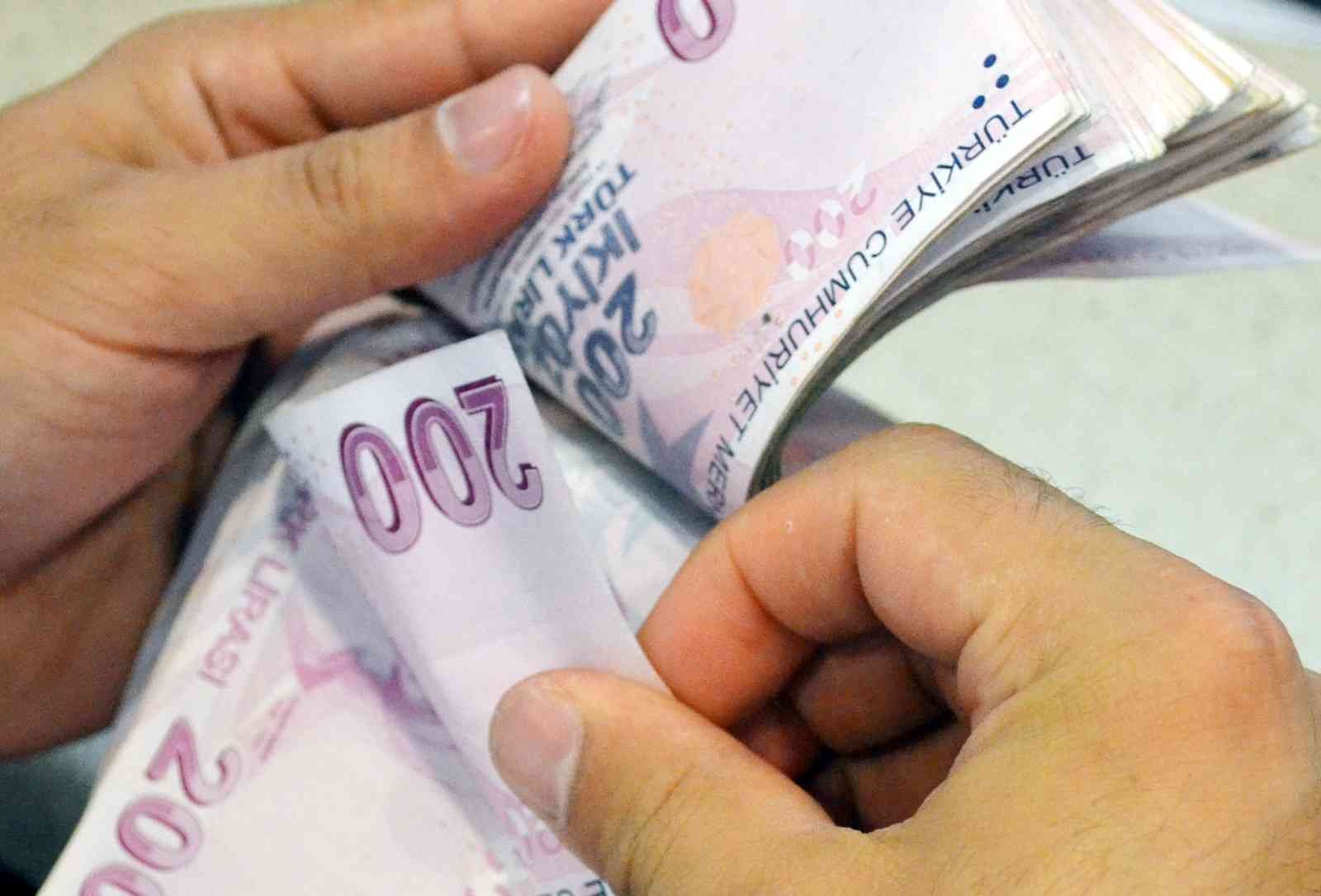 2021 yılında kredi ve kredi kartı borcu nedeniyle yasal takibe giren kişi sayısı yüzde 147 artışla 1 milyon 704 bin kişiye çıktı. Türkiye ...