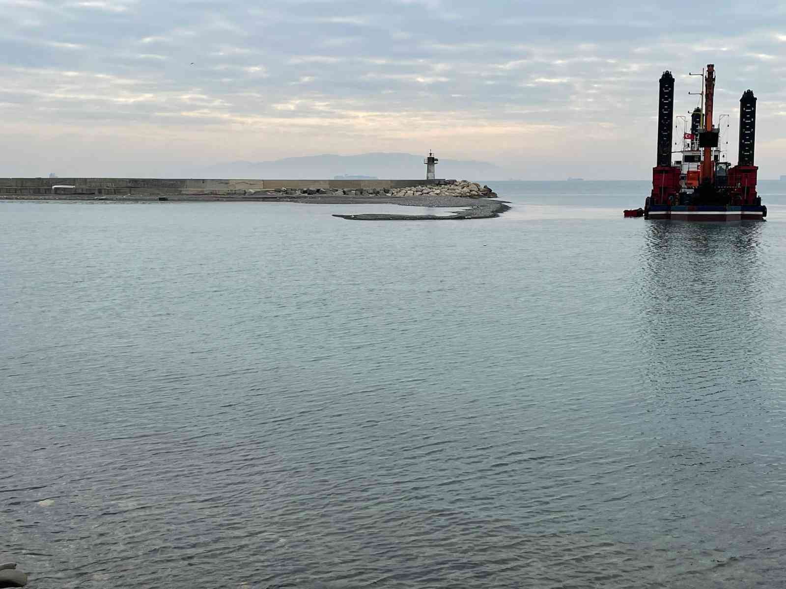 Tekirdağ’ın Şarköy ilçesinde dalgalar ve derelerden kendiliğinden aşınarak limanı kapatan taş çakıllarını temizleme çalışması başlatıldı ...