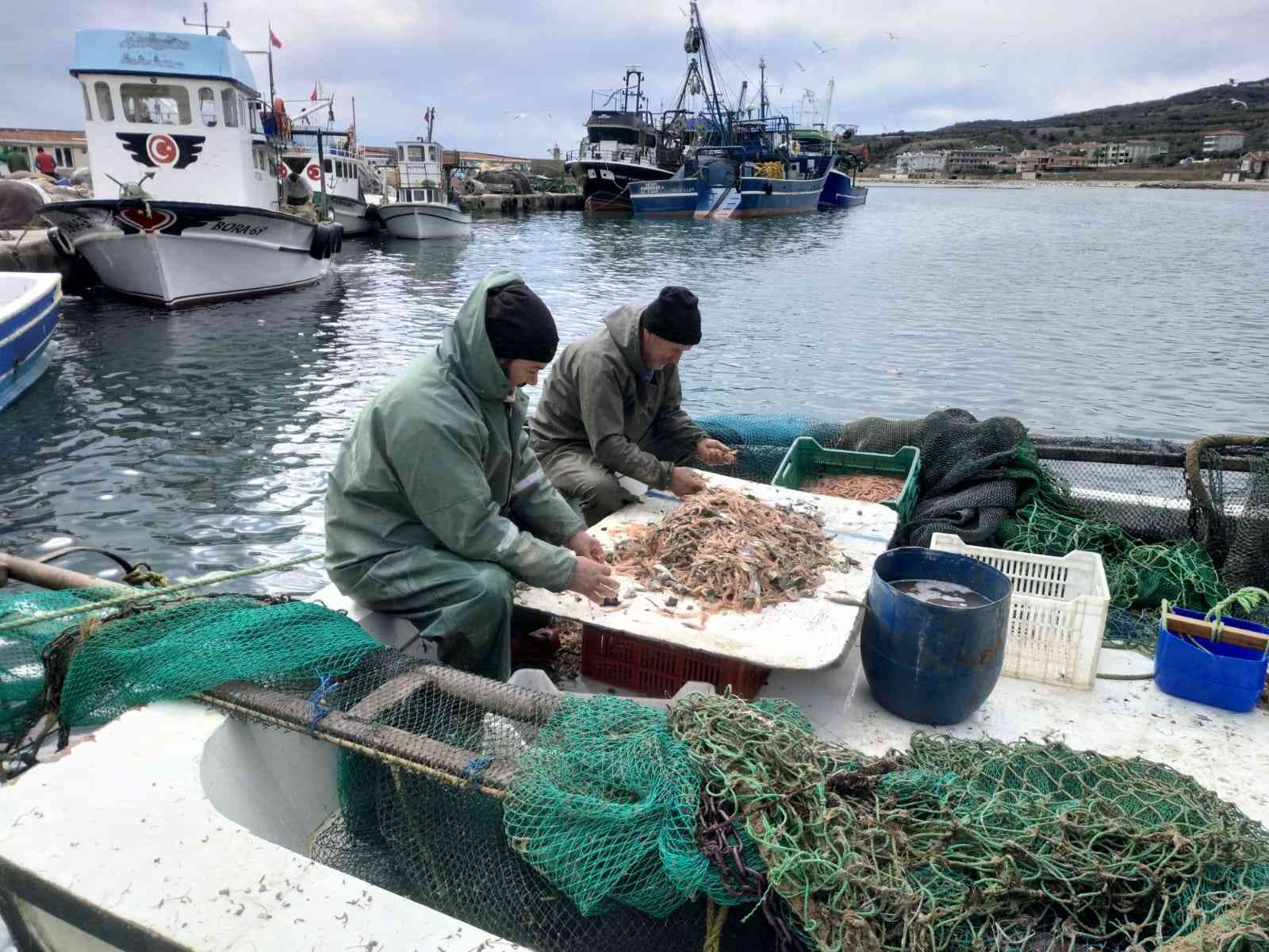 Tekirdağ’ın Şarköy ilçesinde dalgalar ve derelerden kendiliğinden aşınarak limanı kapatan taş çakıllarını temizleme çalışması başlatıldı ...