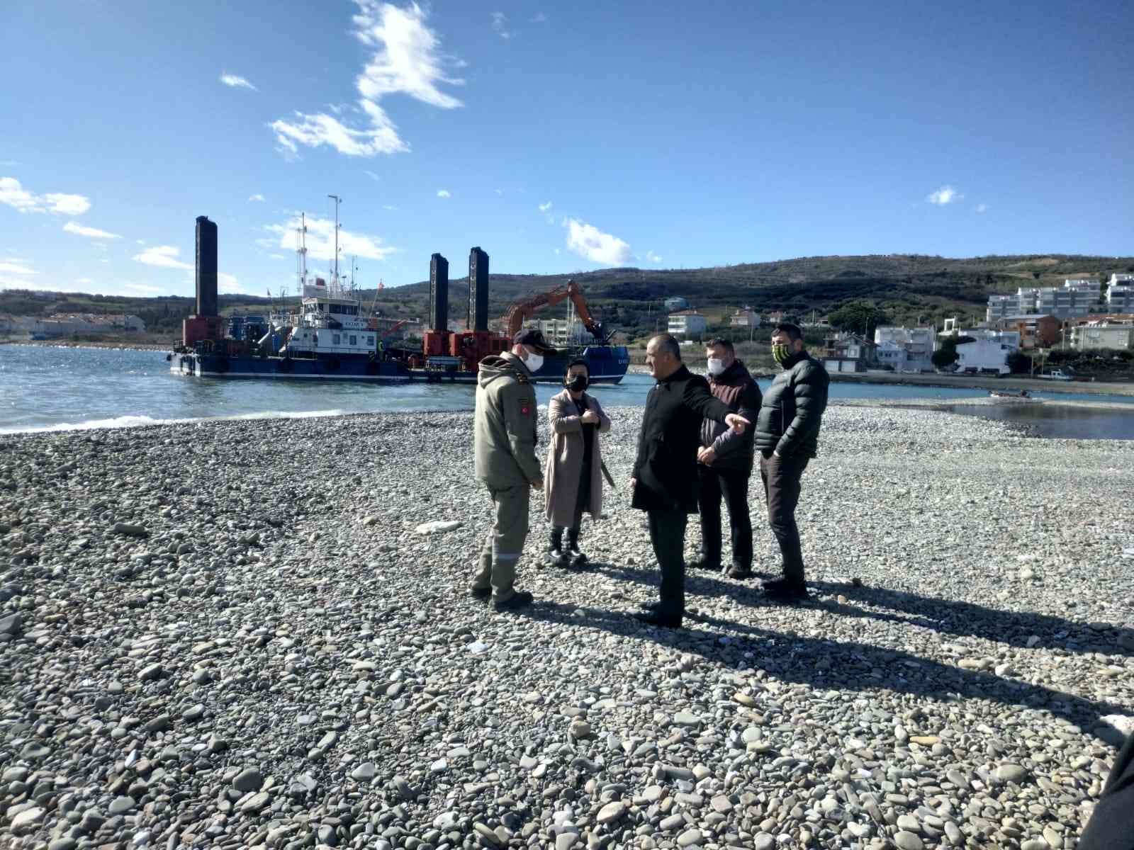 Tekirdağ’ın Şarköy ilçesinde dalgalar ve derelerden kendiliğinden aşınarak limanı kapatan taş çakıllarını temizleme çalışması başlatıldı ...