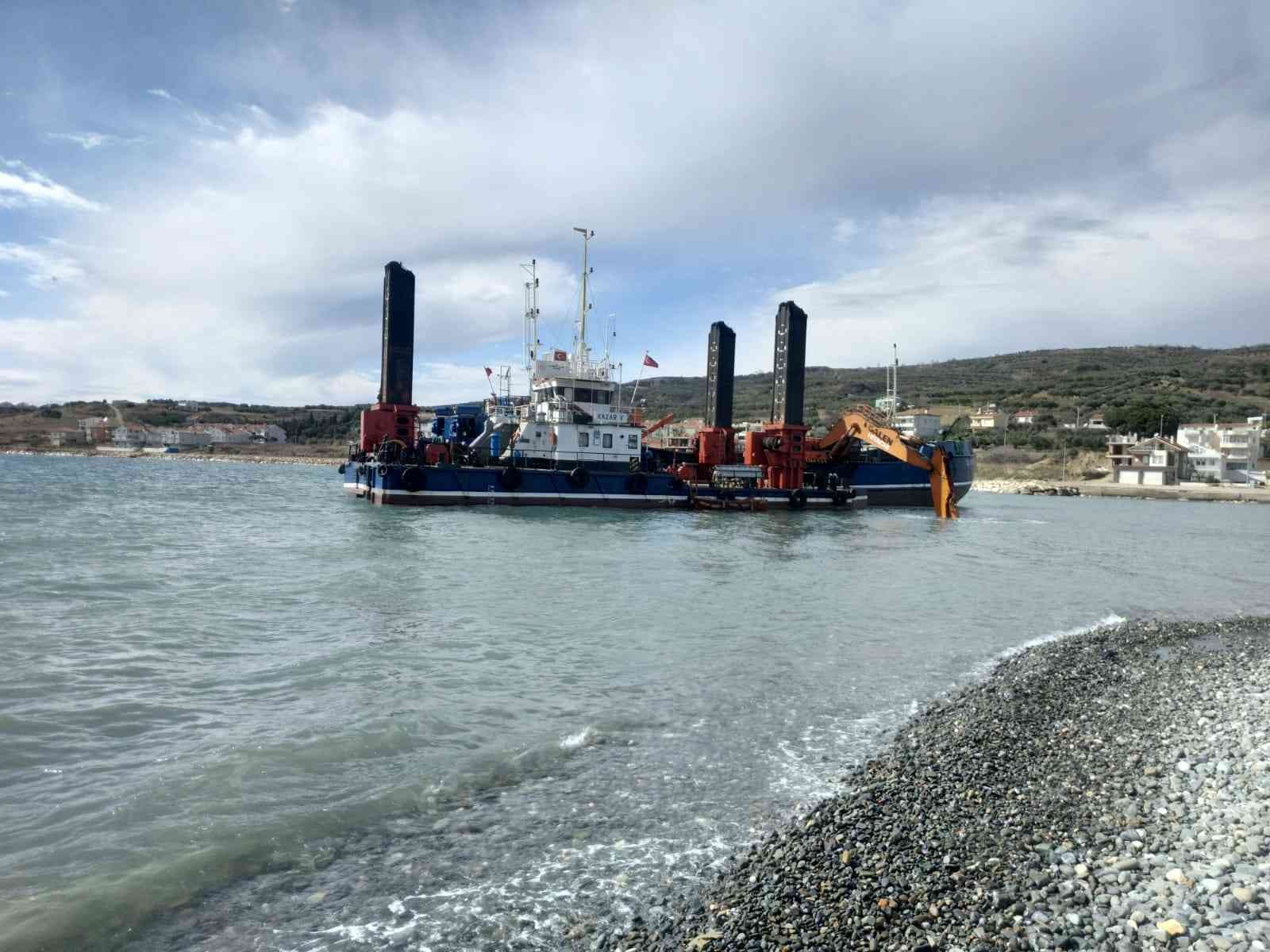 Tekirdağ’ın Şarköy ilçesinde dalgalar ve derelerden kendiliğinden aşınarak limanı kapatan taş çakıllarını temizleme çalışması başlatıldı ...