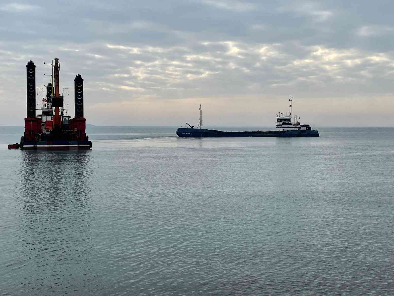 Tekirdağ’ın Şarköy ilçesinde dalgalar ve derelerden kendiliğinden aşınarak limanı kapatan taş çakıllarını temizleme çalışması başlatıldı ...