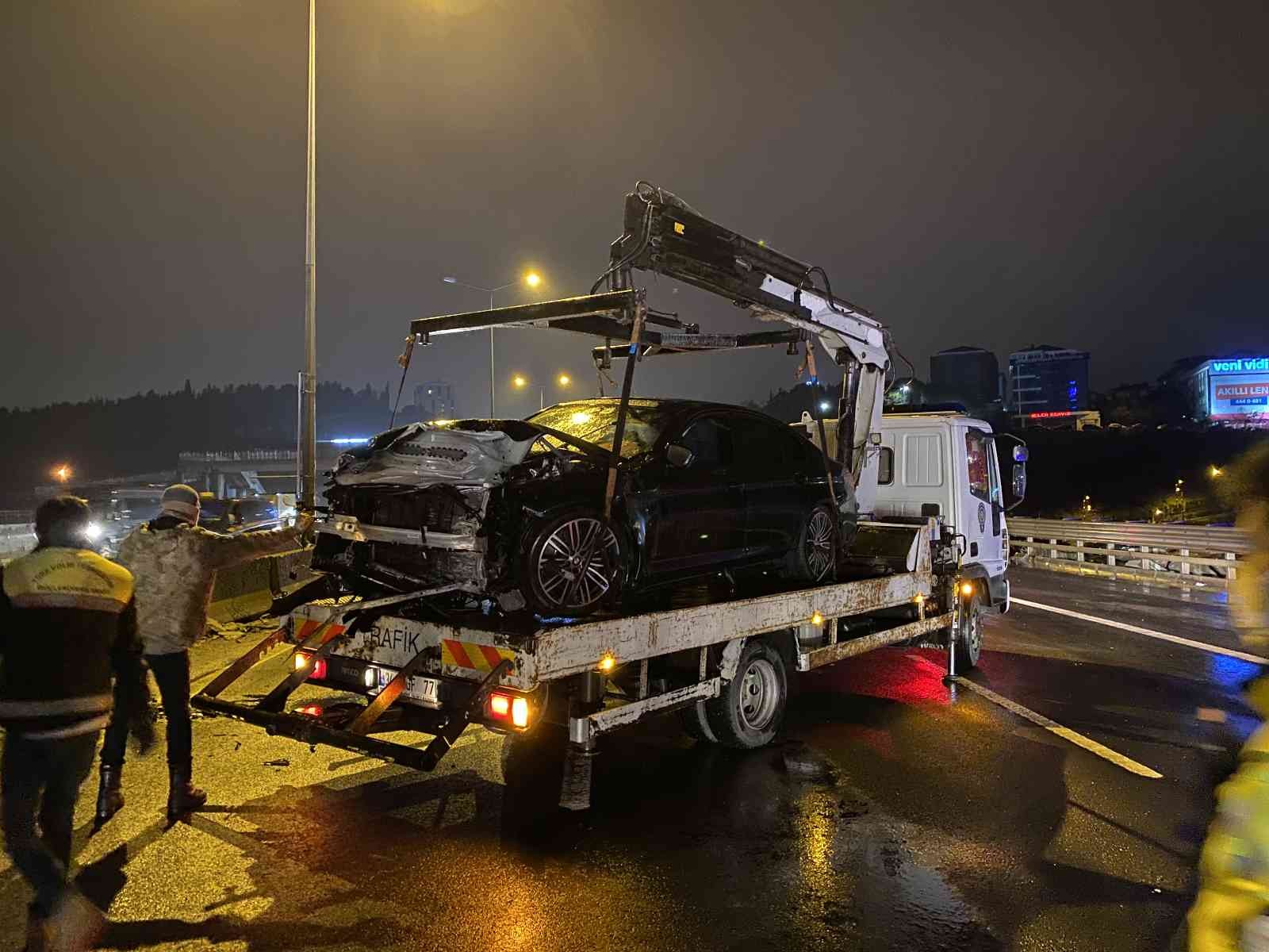 E-5 Maltepe Kartal istikametinde aynı noktoda 2 ayrı kaza gerçekleşti. Kazaya 3 otomobil karıştı. Yol üzerinde gerçekleşen kazaya bakmak için ...