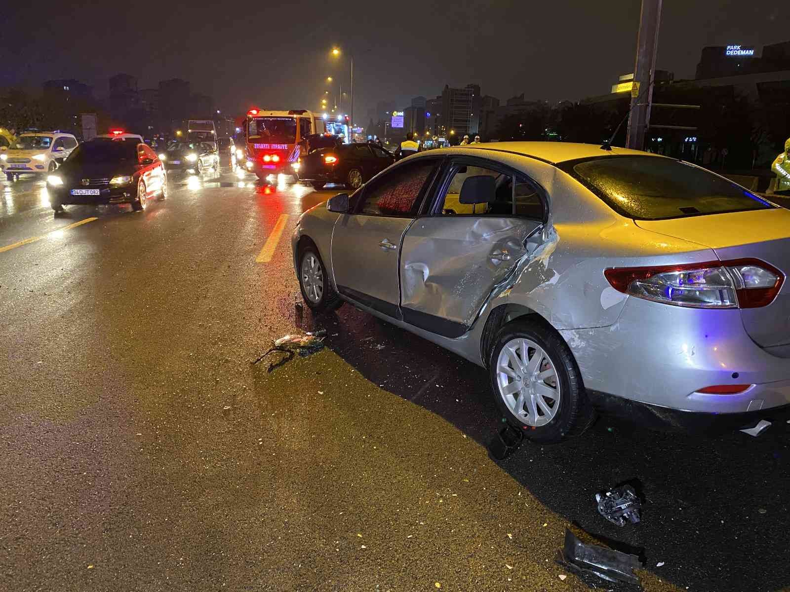 E-5 Maltepe Kartal istikametinde aynı noktoda 2 ayrı kaza gerçekleşti. Kazaya 3 otomobil karıştı. Yol üzerinde gerçekleşen kazaya bakmak için ...