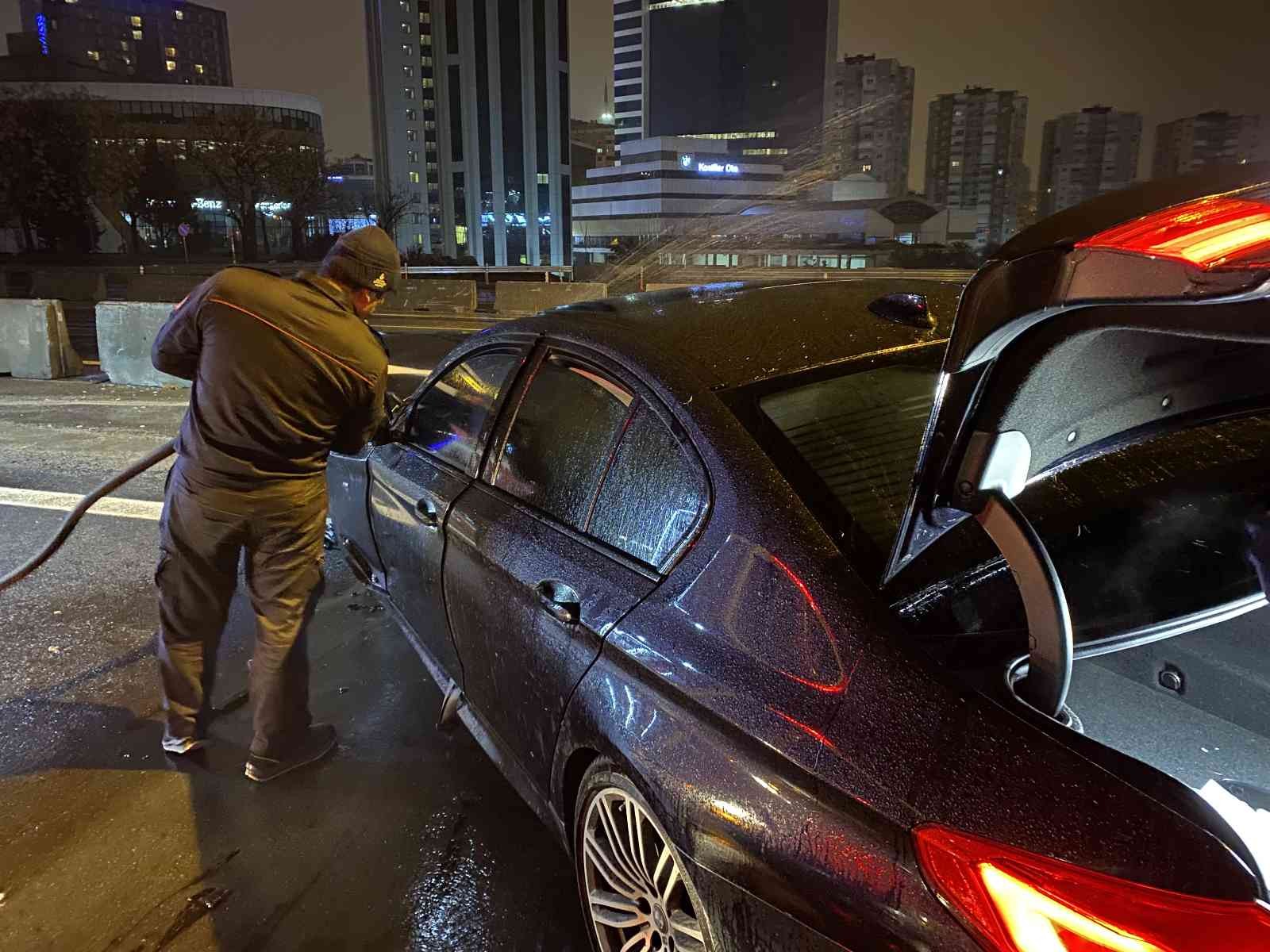 E-5 Maltepe Kartal istikametinde aynı noktoda 2 ayrı kaza gerçekleşti. Kazaya 3 otomobil karıştı. Yol üzerinde gerçekleşen kazaya bakmak için ...