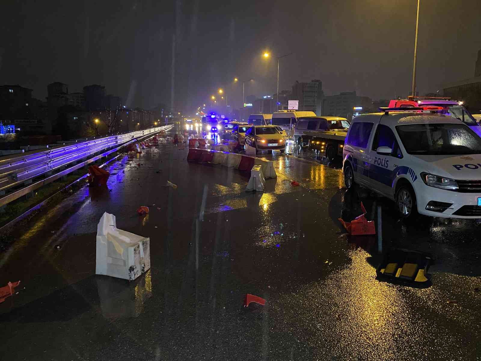 E-5 Maltepe Kartal istikametinde aynı noktoda 2 ayrı kaza gerçekleşti. Kazaya 3 otomobil karıştı. Yol üzerinde gerçekleşen kazaya bakmak için ...