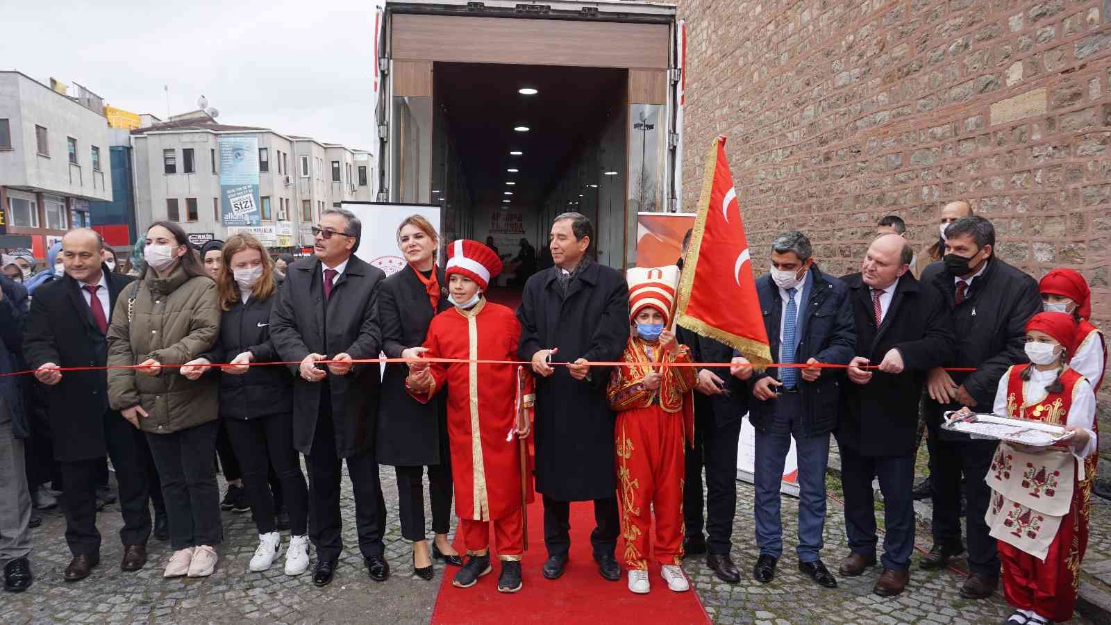 Anadolu Yolunda "Yüreklerde Akif Dillerde Hürriyet" temalı İstiklal Marşı ve Mehmet Akif Ersoy sergi tırı İstanbul’dan sonra Edirne’de ziyarete ...