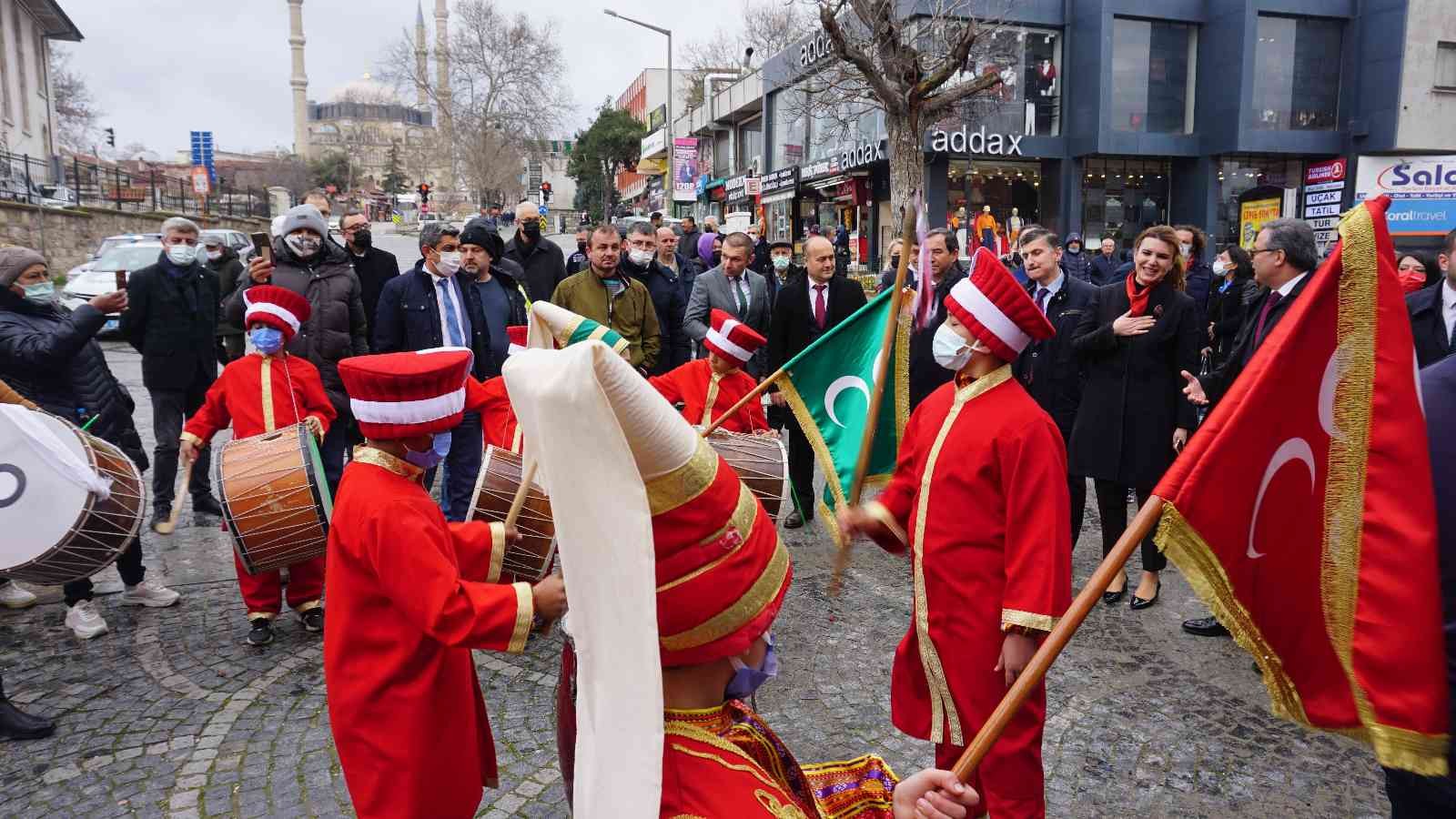 Anadolu Yolunda "Yüreklerde Akif Dillerde Hürriyet" temalı İstiklal Marşı ve Mehmet Akif Ersoy sergi tırı İstanbul’dan sonra Edirne’de ziyarete ...