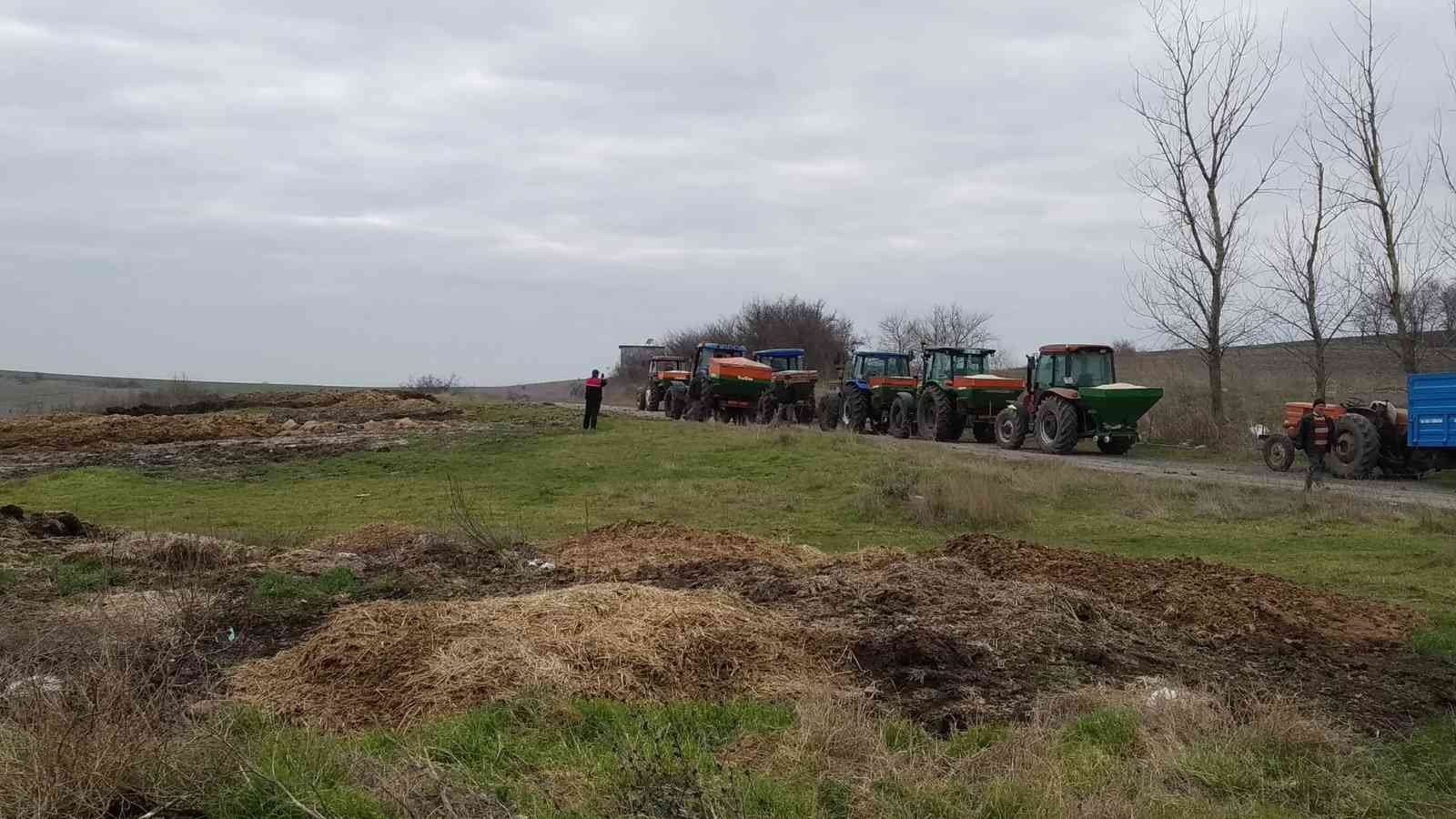 Tekirdağ Tarım ve Orman İl Müdürlüğü tarafından Malkara ilçesine gönderilen gübreler imece usulü ile meralara atıldı. Tekirdağ Tarım ve Orman İl ...