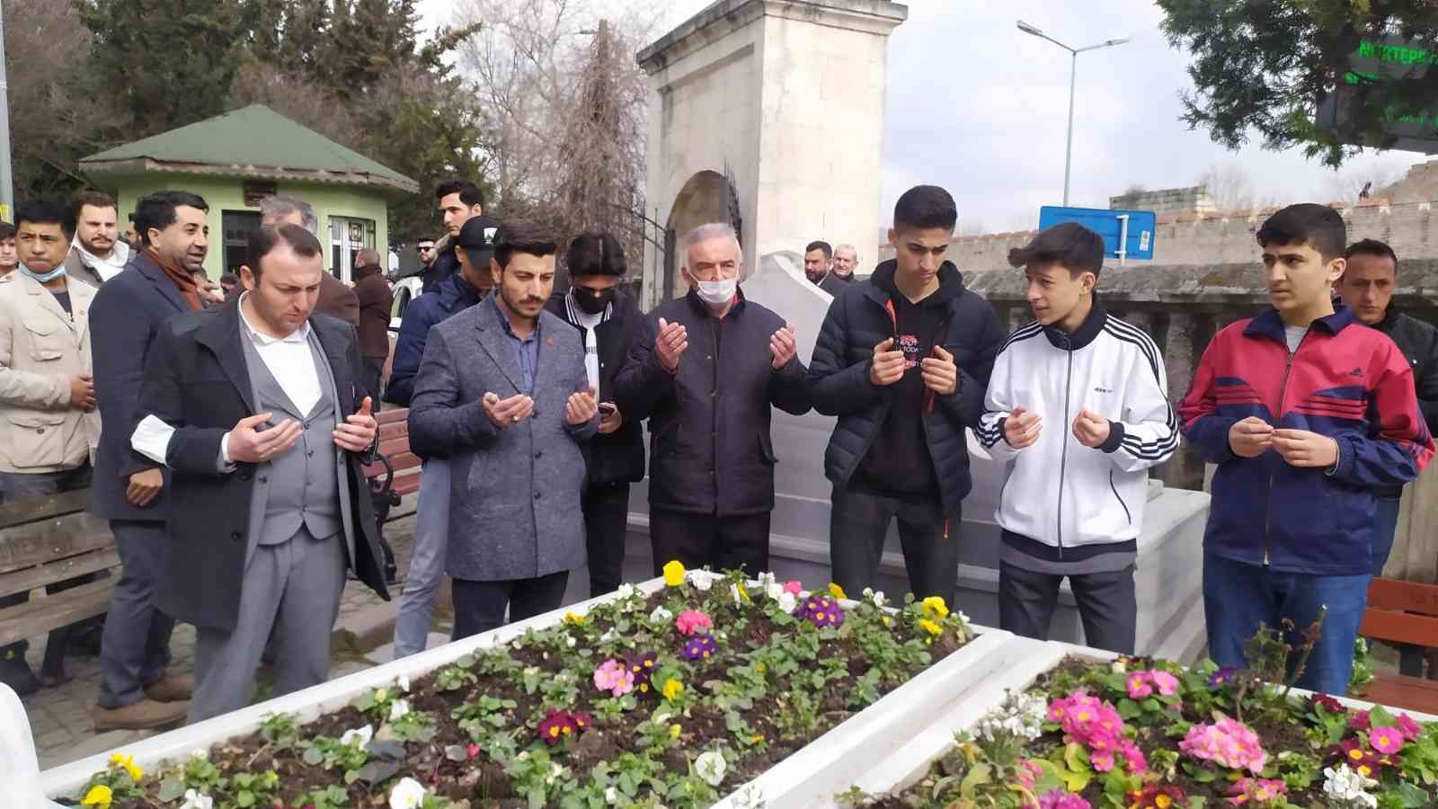 Merhum Başbakan Necmettin Erbakan, vefatının 11’inci yılında düzenlenen törenle kabri başında anıldı. Törene katılan Yeniden Refah Partisi Genel ...