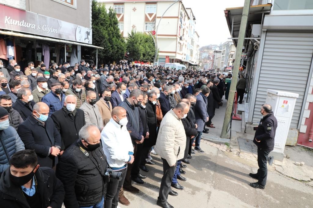 KOCAELİ (İHA) – AK Parti Kocaeli Milletvekili Cemil Yaman’ın 85 yaşında hayatını kaybeden babası Bahri Yaman’ın cenazesi, Dilovası’nda toprağa ...