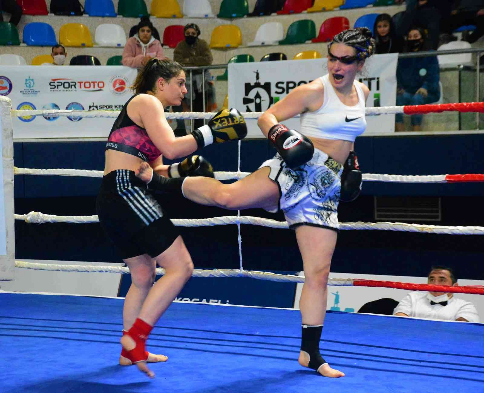 Büyükler Profesyonel Kick Boks Türkiye Şampiyonası’nda ter döken 19 yaşındaki Müge Değirmenci, ilk profesyonel turnuvasını şampiyonlukla ...