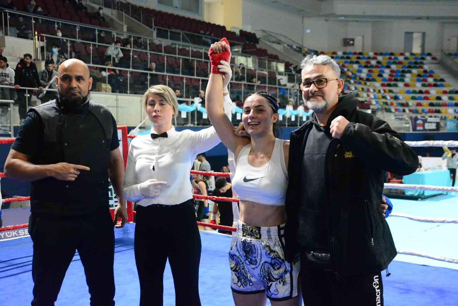 Büyükler Profesyonel Kick Boks Türkiye Şampiyonası’nda ter döken 19 yaşındaki Müge Değirmenci, ilk profesyonel turnuvasını şampiyonlukla ...