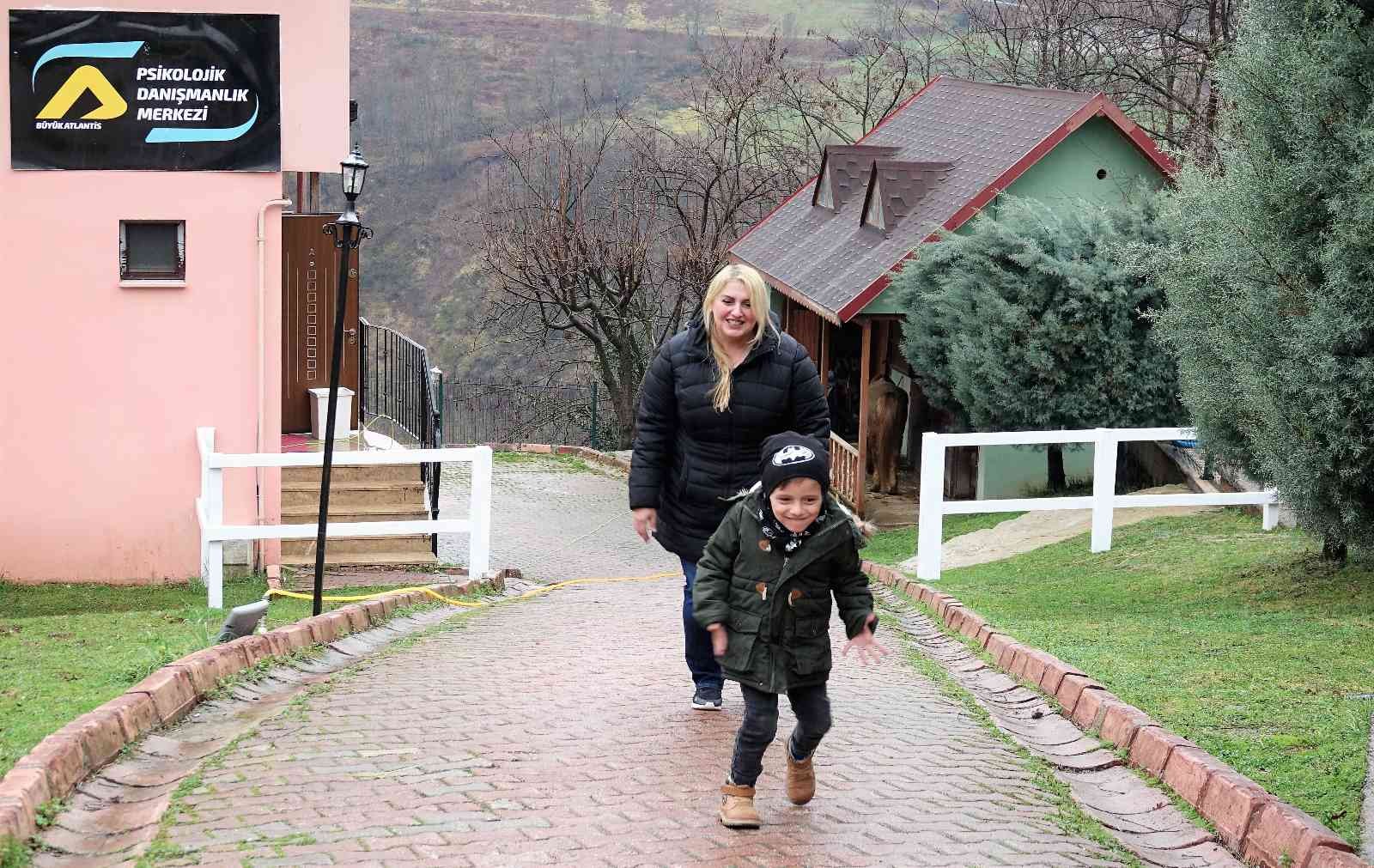 KOCAELİ (İHA) – Almanya’da yaşayan Filiz Aksoy, ’ataksi’ teşhisi konulan, kaldırımdan kendi başına çıkamayan, bayır aşağıya kendi başına inemeyen ...