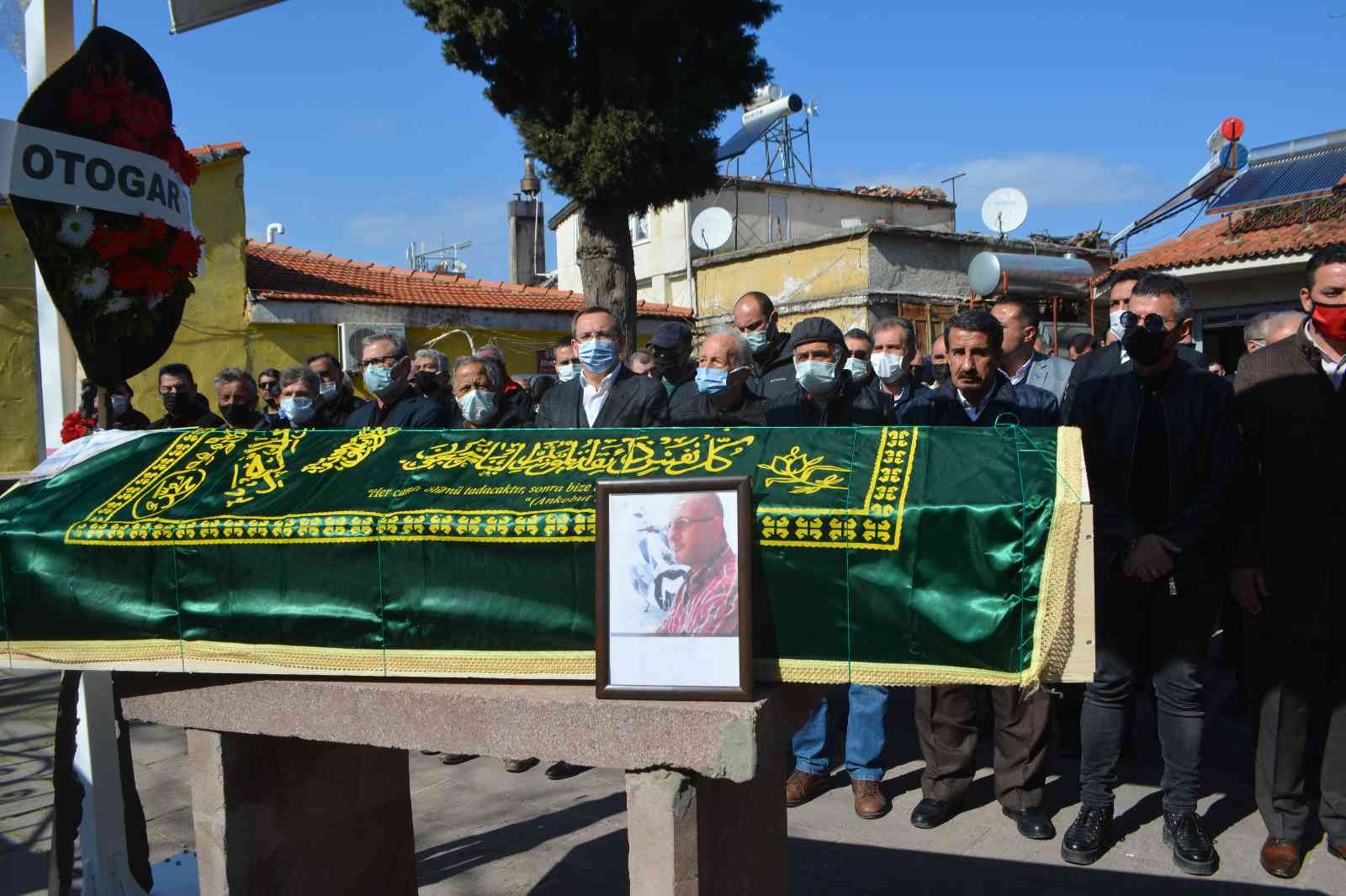 Balıkesir’in Ayvalık ilçesinde taksicilik yaparken, aracına binen bir yolcusu tarafından öldürülen Atilla Bağçeci’nin cenazesi gözyaşları içinde ...