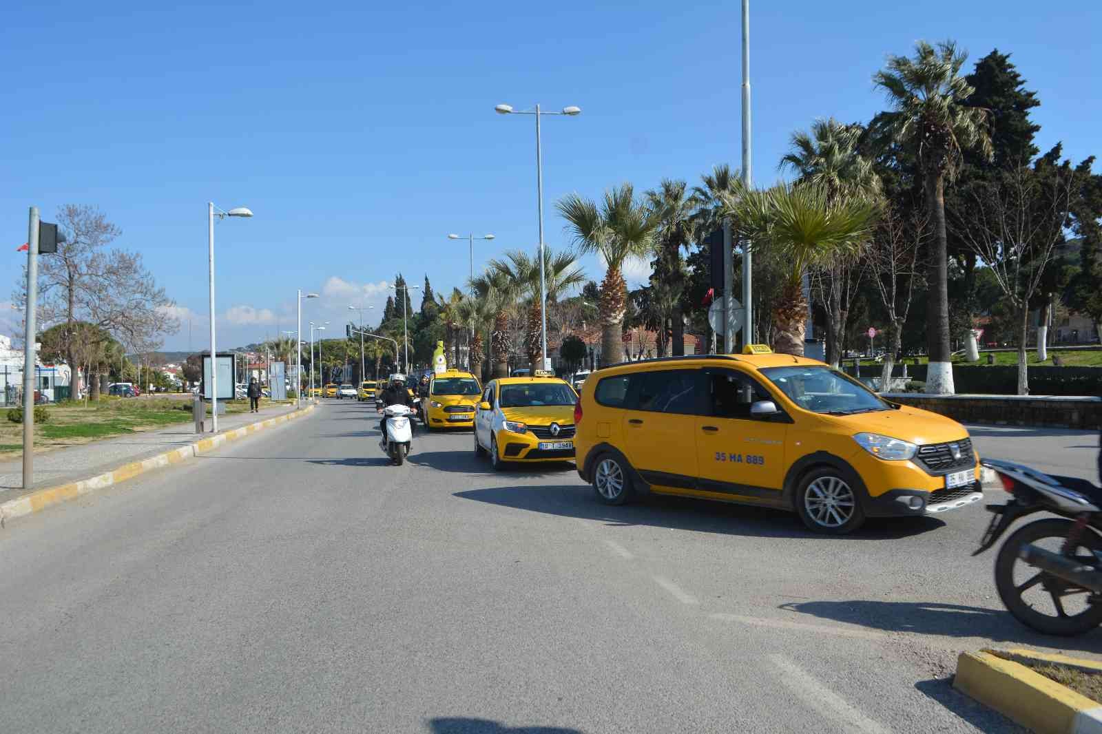 Balıkesir’in Ayvalık ilçesinde taksicilik yaparken, aracına binen bir yolcusu tarafından öldürülen Atilla Bağçeci’nin cenazesi gözyaşları içinde ...