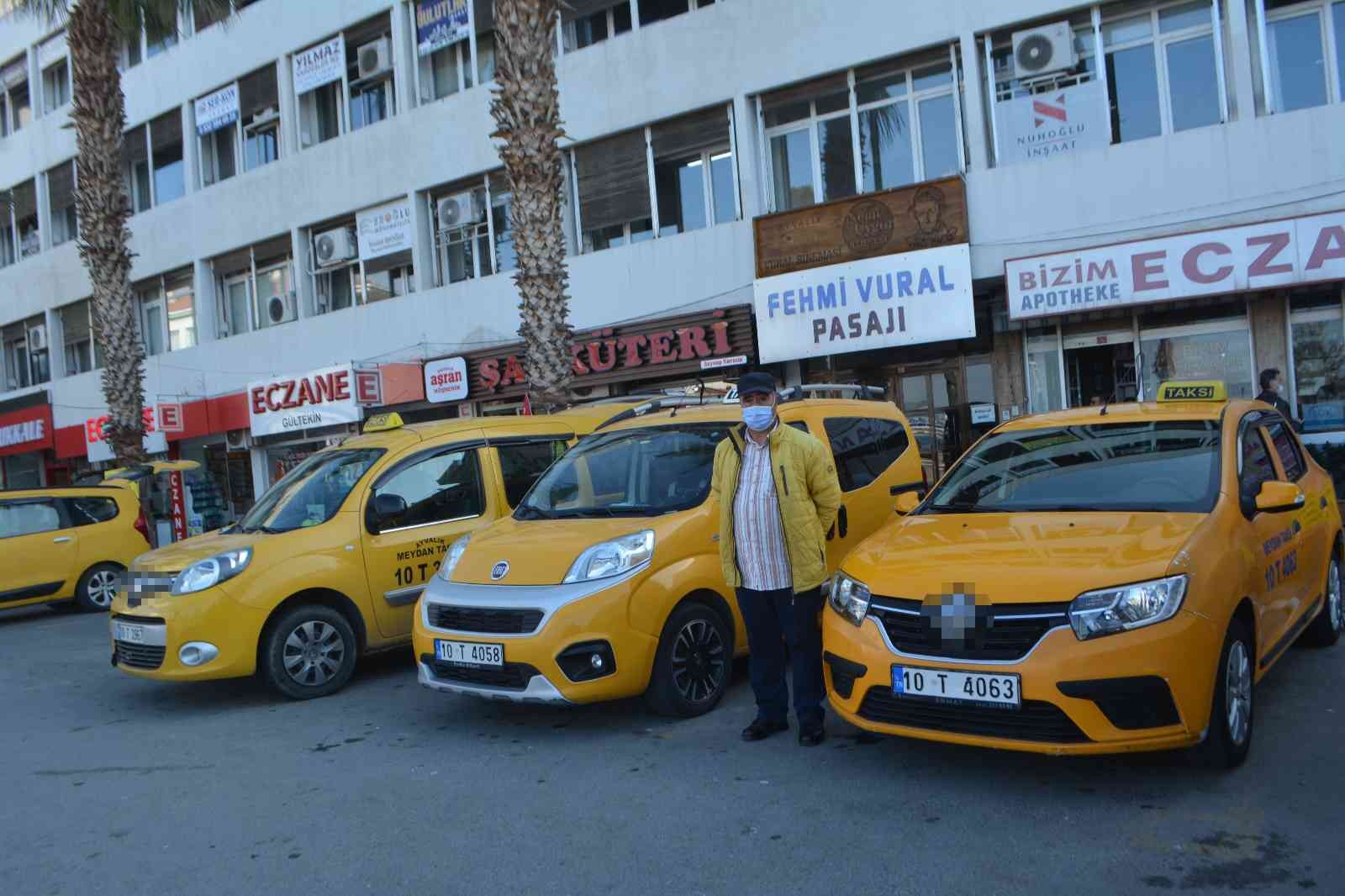 Balıkesir’in Ayvalık ilçesinde taksicilik yaparken, aracına binen bir yolcusu tarafından öldürülen Atilla Bağçeci’nin cenazesi gözyaşları içinde ...