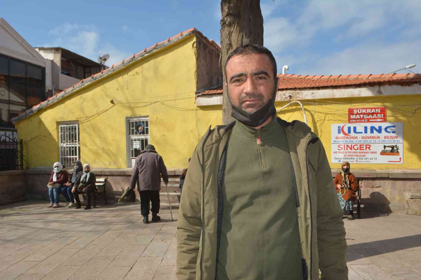 Balıkesir’in Ayvalık ilçesinde taksicilik yaparken, aracına binen bir yolcusu tarafından öldürülen Atilla Bağçeci’nin cenazesi gözyaşları içinde ...