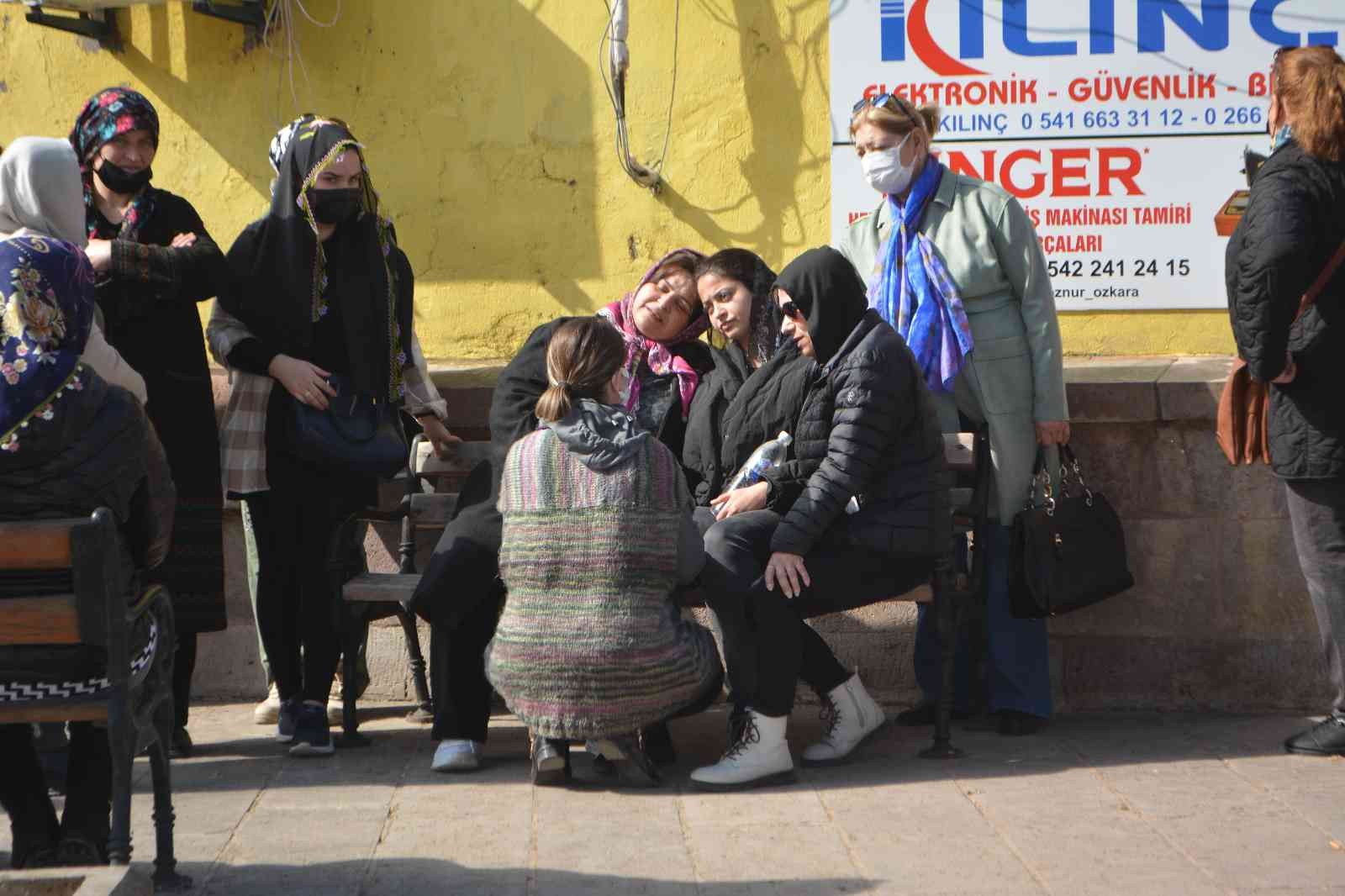 Balıkesir’in Ayvalık ilçesinde taksicilik yaparken, aracına binen bir yolcusu tarafından öldürülen Atilla Bağçeci’nin cenazesi gözyaşları içinde ...