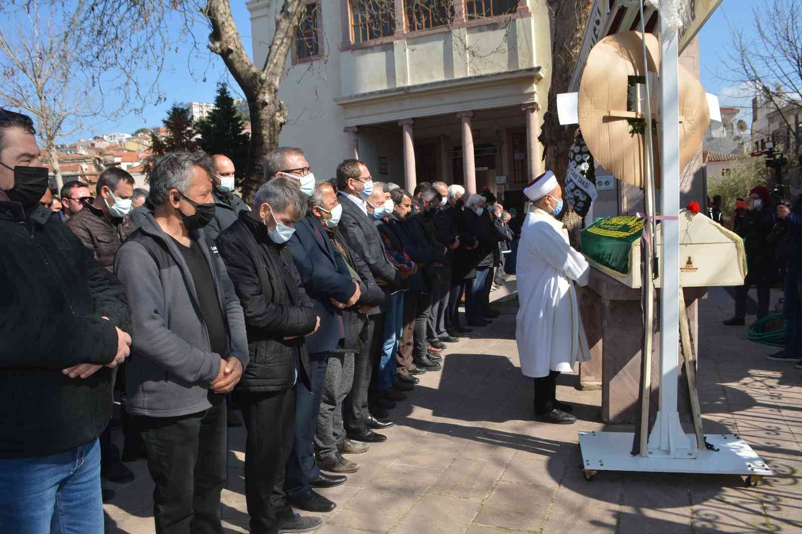 Balıkesir’in Ayvalık ilçesinde taksicilik yaparken, aracına binen bir yolcusu tarafından öldürülen Atilla Bağçeci’nin cenazesi gözyaşları içinde ...