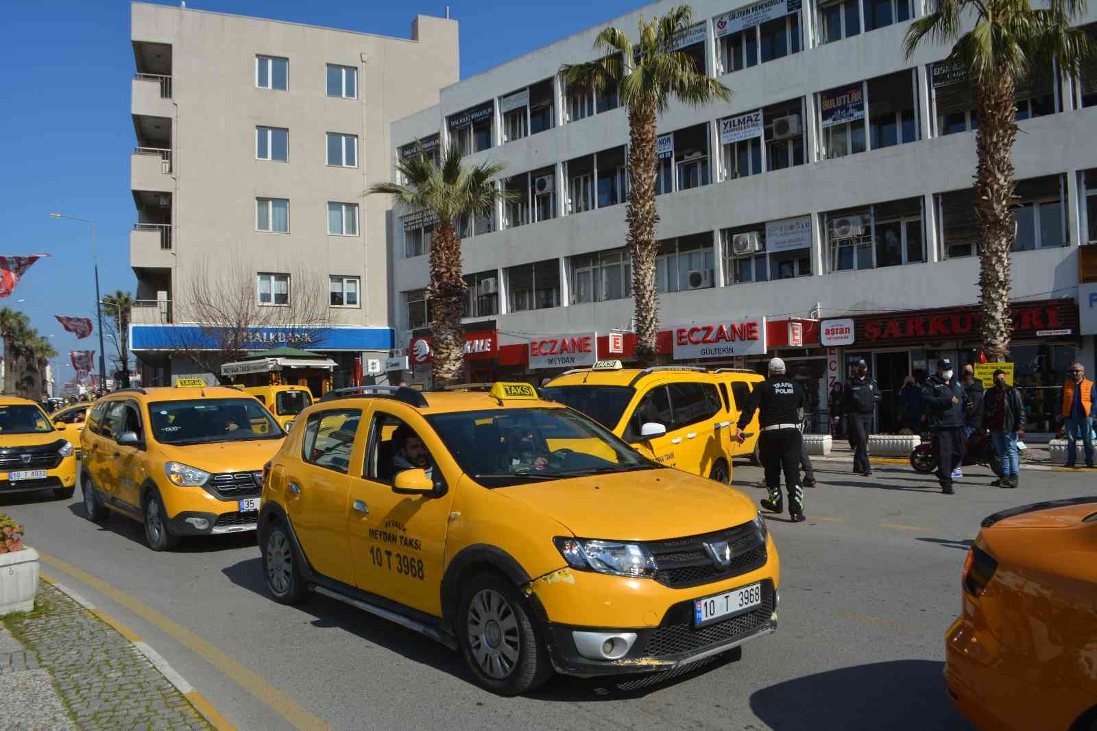 Balıkesir’in Ayvalık ilçesinde taksicilik yaparken, aracına binen bir yolcusu tarafından öldürülen Atilla Bağçeci’nin cenazesi gözyaşları içinde ...