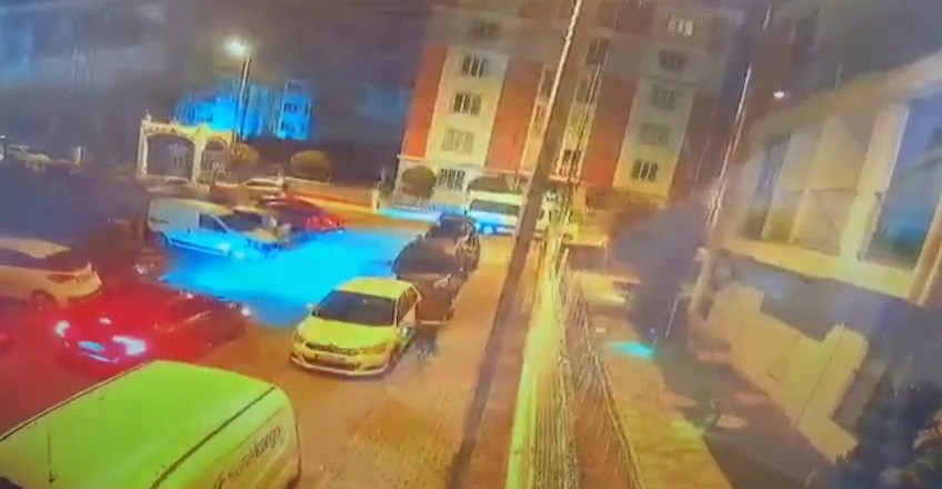 İstanbul Güngören’de hırsızlar girdikleri evlerden önce kontak anahtarını ardından park halindeki araçları çaldı. Hırsızların çaldıkları ...