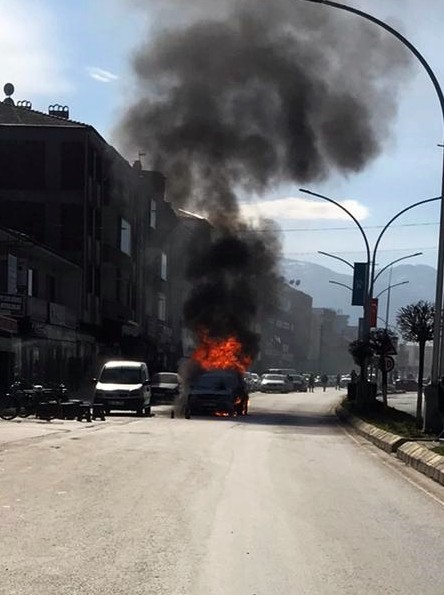 Sakarya’nın Akyazı ilçesinde seyir halindeki otomobil alev topuna döndü. İtfaiyenin müdahalesiyle söndürülen yangın cep telefonu kamerasıyla ...