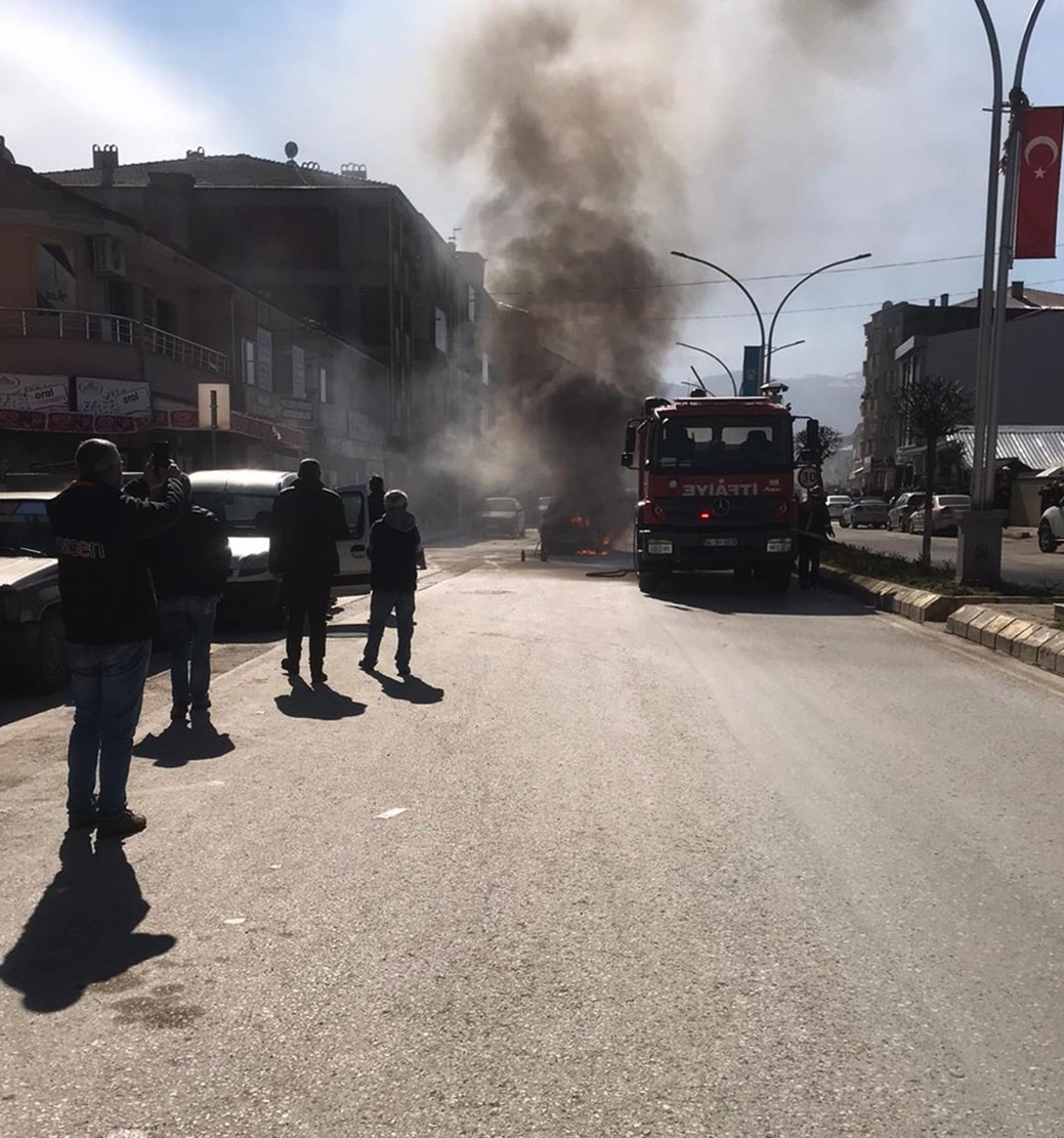 Sakarya’nın Akyazı ilçesinde seyir halindeki otomobil alev topuna döndü. İtfaiyenin müdahalesiyle söndürülen yangın cep telefonu kamerasıyla ...