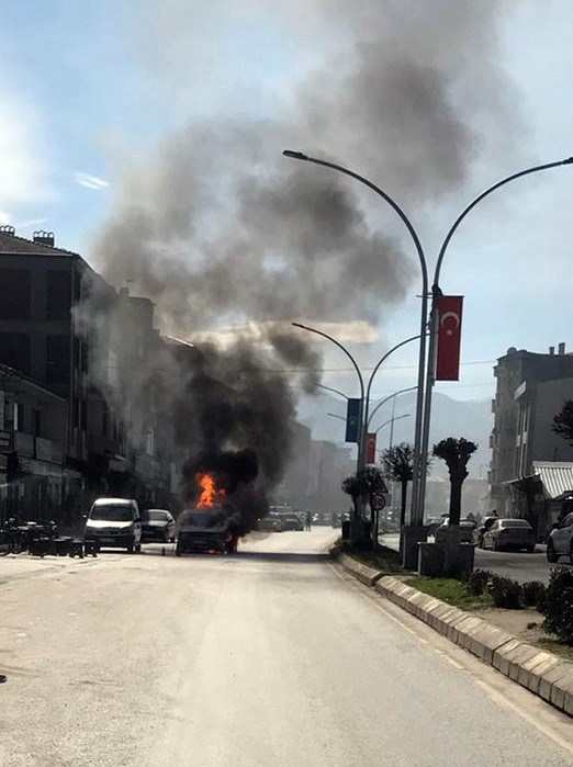 Sakarya’nın Akyazı ilçesinde seyir halindeki otomobil alev topuna döndü. İtfaiyenin müdahalesiyle söndürülen yangın cep telefonu kamerasıyla ...