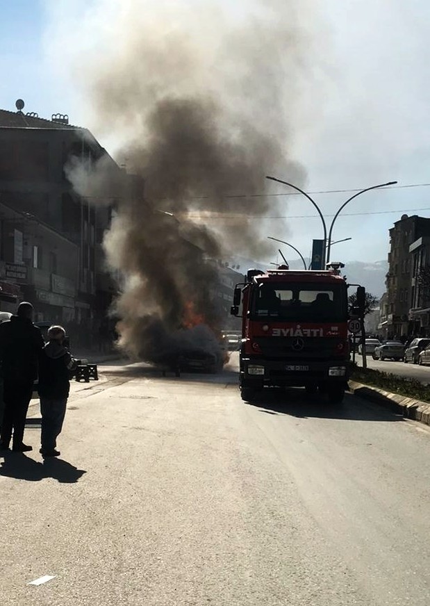 Sakarya’nın Akyazı ilçesinde seyir halindeki otomobil alev topuna döndü. İtfaiyenin müdahalesiyle söndürülen yangın cep telefonu kamerasıyla ...