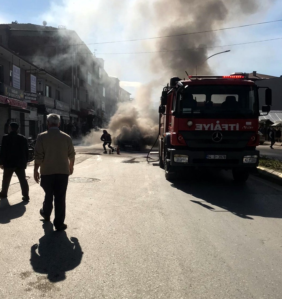 Sakarya’nın Akyazı ilçesinde seyir halindeki otomobil alev topuna döndü. İtfaiyenin müdahalesiyle söndürülen yangın cep telefonu kamerasıyla ...